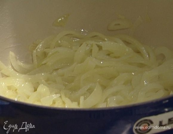 В кастрюле с толстым дном разогреть сливочное масло, добавить лук, перемешать, накрыть крышкой и томить на очень медленном огне.