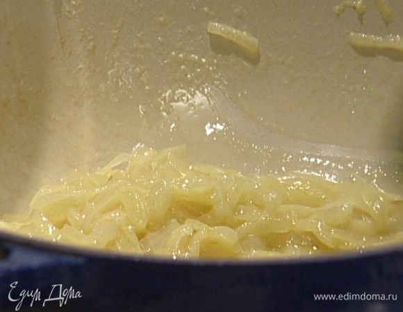 Когда лук станет совсем мягким и слегка закарамелизируется, залить его литром кипятка, добавить лавровые листья, накрыть крышкой и готовить еще около 20 минут, затем суп посолить, поперчить, перемешать и снять с огня.