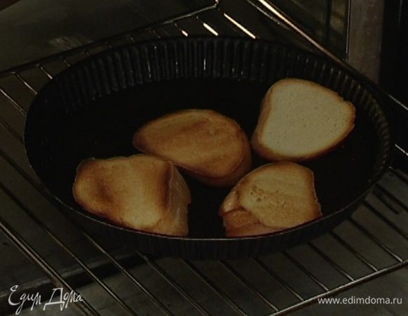 Хлеб нарезать кусками толщиной 1 см и подсушить в духовке с двух сторон до золотистого цвета.