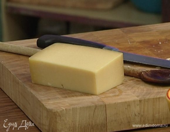 Сыр натереть на крупной терке.