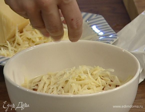 Разлить суп в огнеупорные керамические пиалки, присыпать сыром, сверху разложить гренки, присыпать сыром и поставить на 1–2 минуты на самый верх разогретой духовки, чтобы сыр слегка подрумянился.