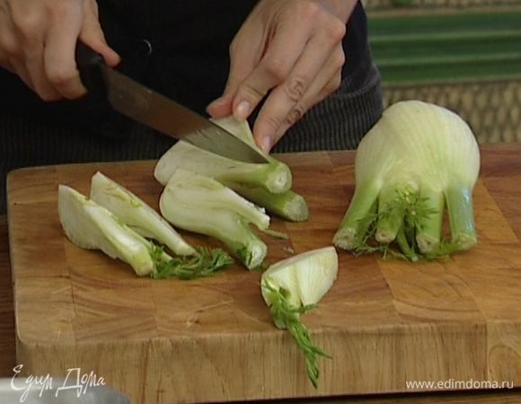 Фенхель разрезать вдоль на восемь частей и опустить на 5 минут в кипящую воду.