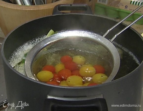 Кожицу помидоров надрезать, положить их в дуршлаг и на минуту опустить в кипяток, затем кожицу снять.