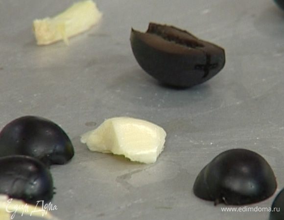 Чеснок почистить, измельчить и заправить оливковым маслом.