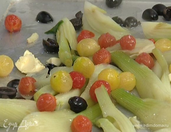 На большой противень выложить фенхель, оливки, помидоры, полить вином, сверху на овощи положить кусочки сливочного масла. 