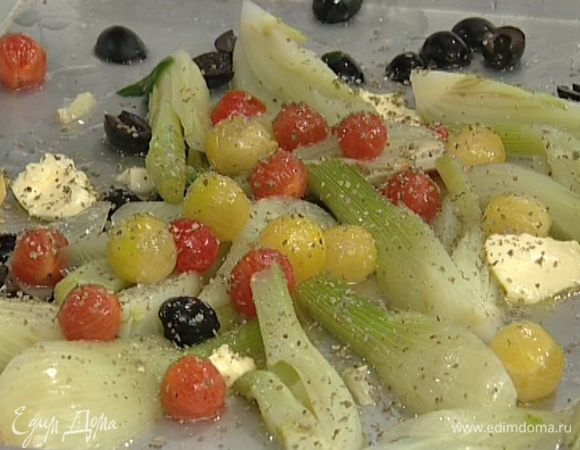 Овощи посолить, присыпать майораном, полить оливковым маслом с чесноком, а затем отправить в разогретую духовку на 20 минут.

