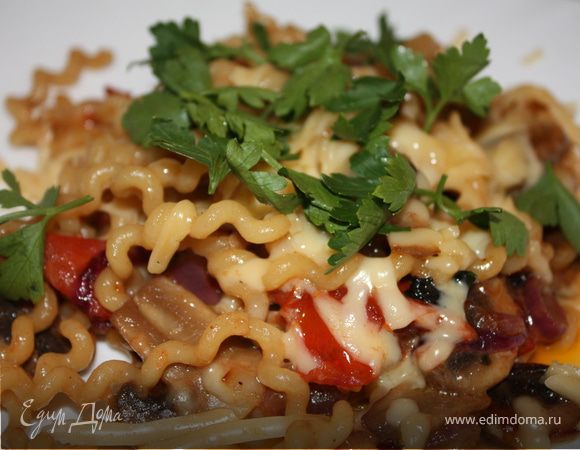 Снимите с огня. Чуть-чуть дайте остыть. Долбавить часть тертого сыра, перемешайте и тут же подавайте с оставшимся сыром и зеленью петрушки. Приятного аппетита!