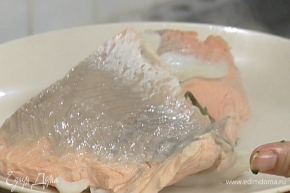 Рыбное филе отваривать в подсоленной воде 8‒10 минут, добавив в воду часть укропа, щепотку соли и черный перец. Готовую рыбу покрошить вилкой на небольшие кусочки.