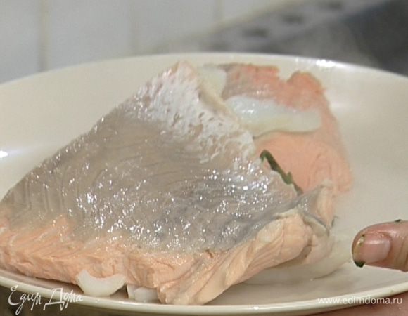 Рыбное филе отваривать в подсоленной воде 8‒10 минут, добавив в воду часть укропа, щепотку соли и черный перец. Готовую рыбу покрошить вилкой на небольшие кусочки.