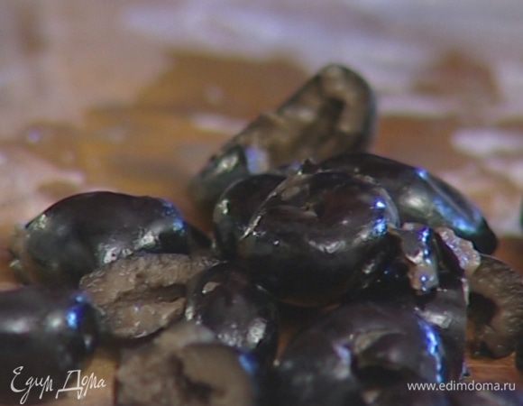 Оливки разломить пополам и освободить от косточек.