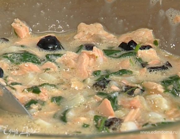 Соединить взбитые яйца со шпинатом, рыбой, вялеными помидорами и оливками, все перемешать.