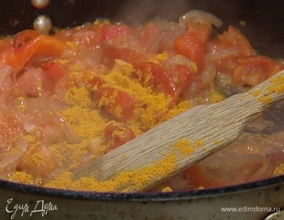 Приготовить соус: разогреть в сковороде оливковое масло и обжарить лук с чесноком до прозрачности, затем добавить нарезанные кубиками помидоры вместе с соком, сладкий перец, куркуму, тмин, сахар и соль и тушить до получения густого соуса.