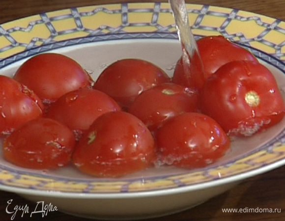 Помидоры ошпарить кипятком, снять с них кожицу, нарезать кубиками и положить в сито, чтобы ушел лишний сок.