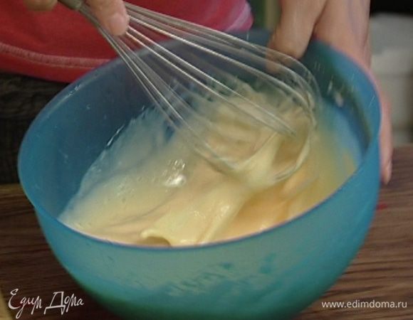 Оставшиеся яйца взбить венчиком вместе со сливками, посолить и поперчить.