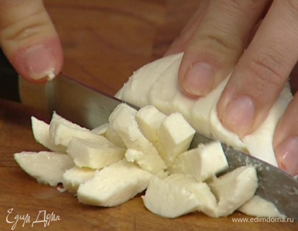 Моцареллу нарезать кубиками.