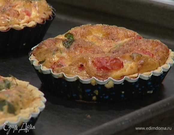 Положить в каждую формочку немного помидоров, несколько кубиков моцареллы, несколько листьев базилика, влить 3–4 ложки яично-сливочной массы, посыпать сухим базиликом. Выпекать в разогретой духовке 25–30 минут.