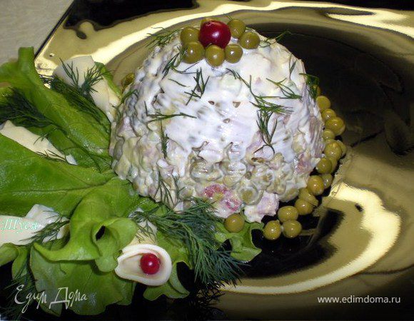 А это как вариант подачи.Салат может быть любой.Здесь такой: сыр нарезанный кубиками,копченая  курица, свежий огурец,горошек зеленый,заправлено майонезом....
Украшение из плавленного сыра (пластинками)разрезанного на 4 части,скрученного в кулечки в серединке клюква,так же можно морковку или перчик болгарский...получились калы!!!
Салат выложить в форму застеленную пищ. пленкой,утрамбовать и перевернуть на блюдо))))