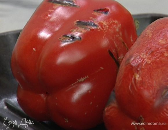 Красный перец запечь на сковороде-гриль или в духовке, так чтобы кожица почернела. Поместить перец в полиэтиленовый пакет на 5 минут, затем снять кожицу и удалить семена, мякоть нарезать полосками.