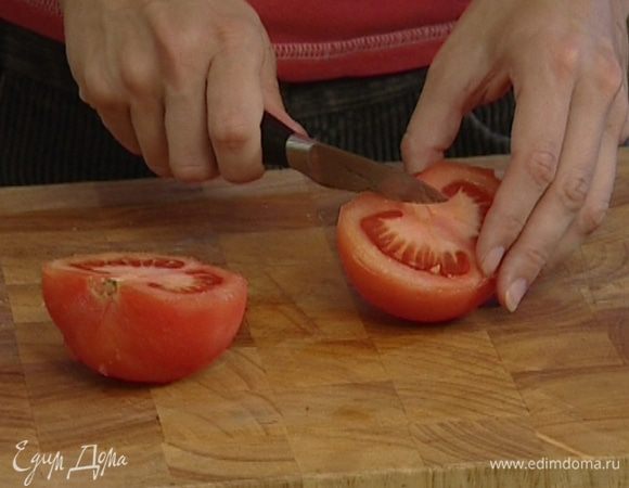 Помидоры ошпарить, снять кожицу, мякоть нарезать кубиками и выложить в сито, чтобы избавиться от лишнего сока.