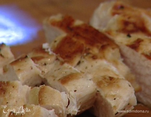 Положить сверху куриное филе и жарить на каждой стороне 10 минут. Готовую курицу посолить, поперчить и нарезать кусочками.