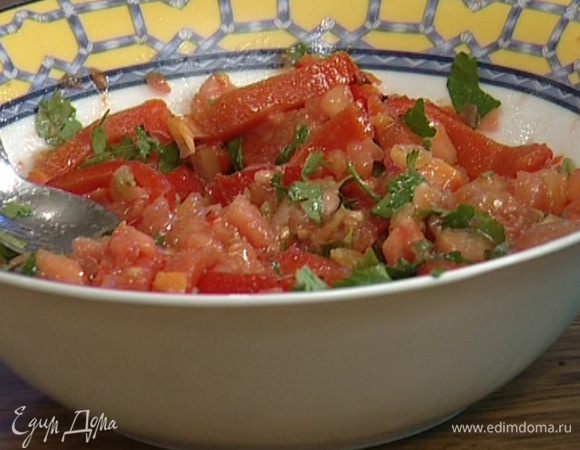 Приготовить заправку: помидоры перемешать с изюмом, сладким перцем и петрушкой, добавить 3 ст. ложки оливкового и 1 ст. ложку орехового масла, посолить, поперчить и отправить на полчаса в холодильник.