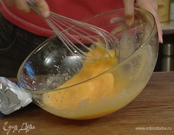 Яйца взбить венчиком с сахарной пудрой.