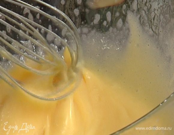 Сливочное масло растопить, теплым добавить к яйцам и все перемешать.