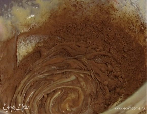 Разделить тесто на две части. В одну часть добавить какао, перемешать, в другую — миндаль (немного миндаля оставить) и также перемешать.