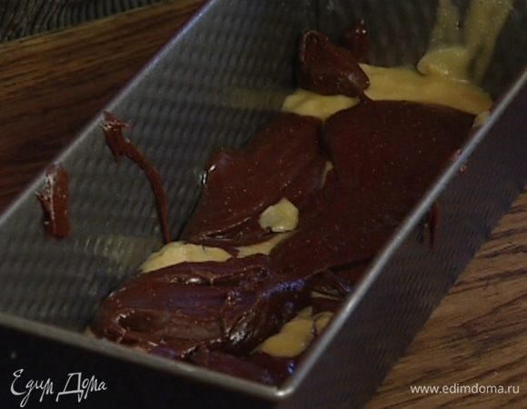 Высокую и узкую форму для выпечки смазать маслом. С помощью ложки выложить тесто в форму слоями (слой шоколадного, слой миндального и т.д.).