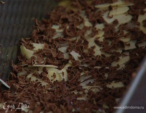 Сверху посыпать оставшимся миндалем и натертым шоколадом.
