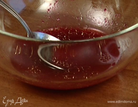 Приготовить маринад, смешав 3 ст. ложки свекольного сока с винным уксусом, подсолнечным и оливковым маслом; добавить соль и перец, перемешать.