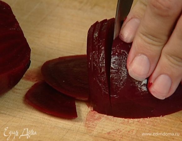 Оставшуюся свеклу нарезать кружками толщиной 1–2 мм и положить в маринад на 10 минут.