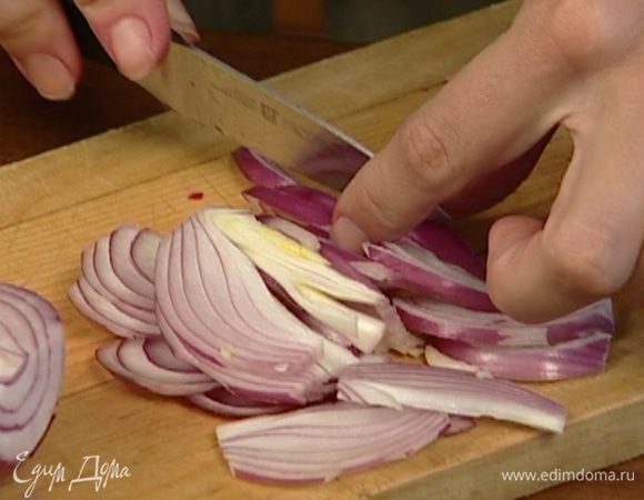 Лук почистить и нарезать полукольцами