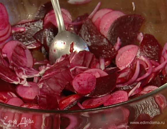 Добавить к свекле с маринадом редис, лук и листья радиккио, все перемешать.