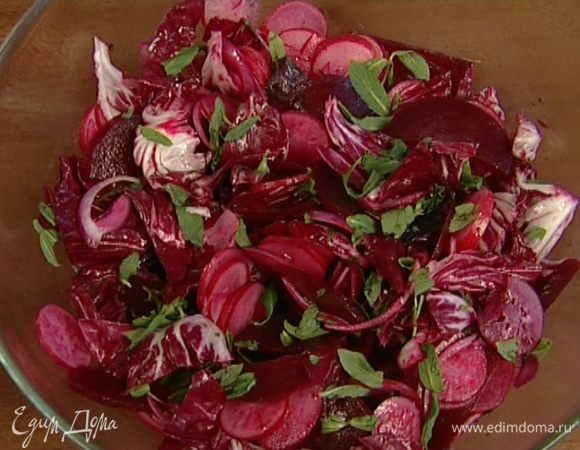 Добавить листья базилика и мяты и сразу подавать.