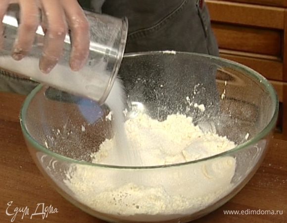 Добавить 70 г сахара и все вымешать.