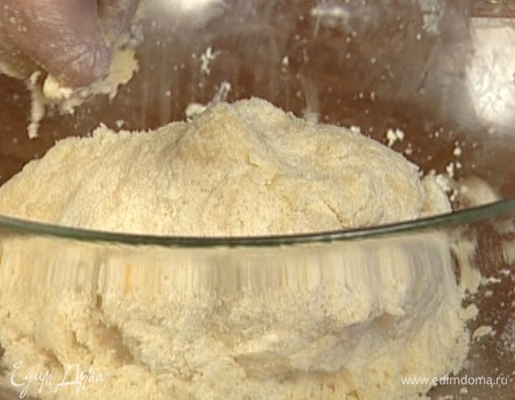 Сделать в муке углубление, добавить яйцо, сметану и замесить тесто.