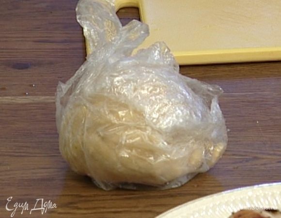 Скатать из теста шар, завернуть в пищевую пленку и положить на час в холодильник