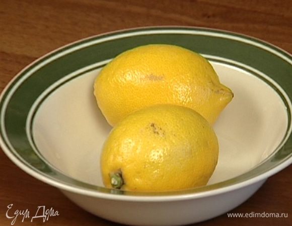 Цедру одного лимона натереть на мелкой терке, из всех четырех лимонов выжать сок.