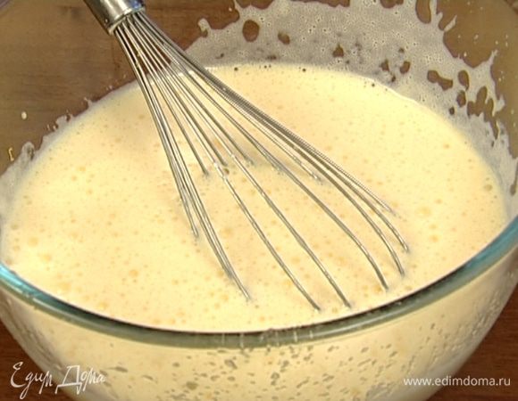 Оставшиеся яйца взбить с 50 г сахара, затем ввести чуть остывшие сливки, добавить сок и цедру лимона, все слегка взбить.