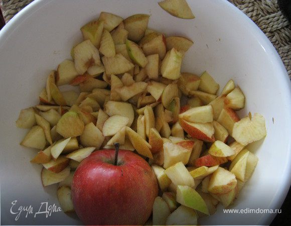 Нарезать яблоки кубиками.