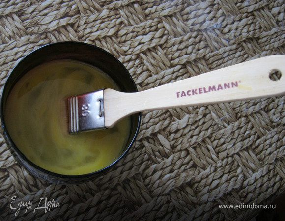 Другим коржом накрыть первый с начинкой и смазать яйцом (в яйцо можно добавить немного меда, чтоб корочка тоже была сладкой).