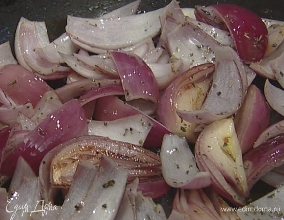 В сковороде, на оставшемся от бекона жире, поджарить лук. Когда он станет мягким и золотистым, посолить и добавить прованские травы.