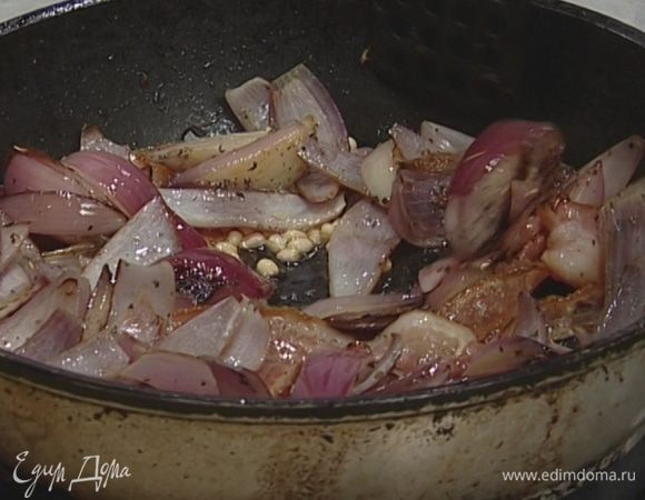 В другой сковороде разогреть оливковое масло, добавить кедровые орехи, бальзамический уксус, бекон и лук, посолить и поперчить.