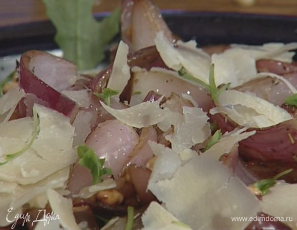 На большое блюдо выложить листья руколы, сверху лук и бекон с орехами. Посыпать натертым пармезаном и базиликом. Подавать салат тут же, теплым!