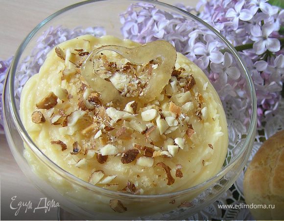 Разложить готовый крем по креманкам и посыпать молотым миндалем! Наслаждайтесь :)