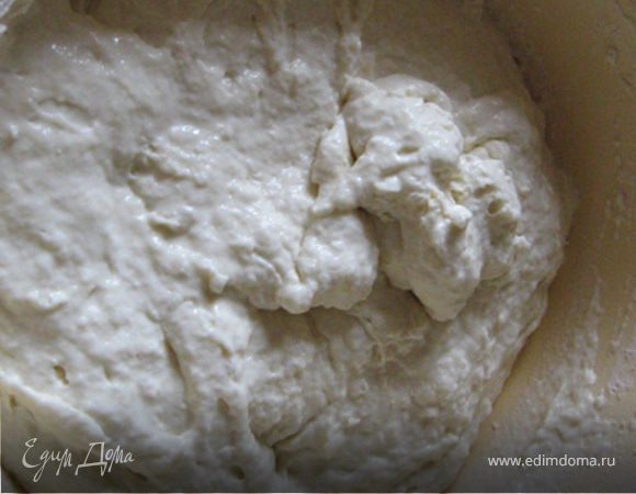 Замесить тесто - это самое основное и самое сложное. В миску налить кисляк, вбить яйцо, посолить, загасить соду уксусом и для старта всыпать 1 чашку муки. Размешать чтоб без "комочков". А вот теперь, как по мне, КАРАУЛ: добавить муку. Мама говорит "на глазок". Тесто должно быть не жидким, но и таким, чтоб в руки не бралось. Примерно в 2 раза гуще, чем на оладьи. Выкладывать в кастрюлю мы его будем ложкой.