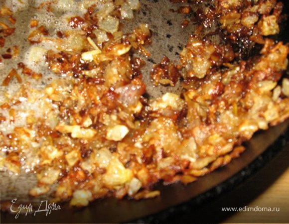 А пока варилась картошка подготовим к супу "зажарку". Лучше всего - на соленом сале. Режем его мелкими кубиками и на слабом огне вытапливаем. Пока оно жирком делится - режем кубиками лук. Потом аккуратно достанем сало со сковродки и пожарим лук до СИЛЬНО золотистого цвета.