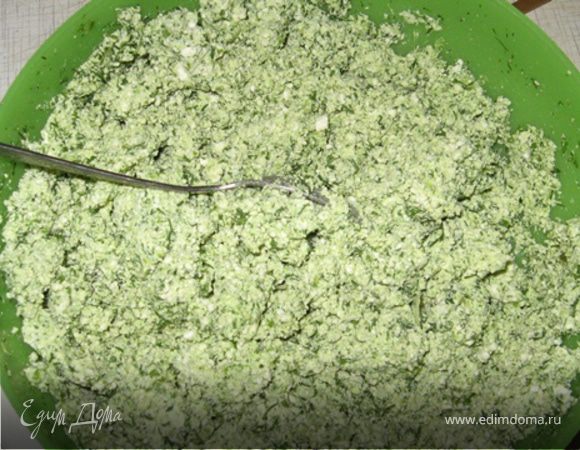 Сначала делаем пасту. Шпинат, крапиву и молодой чеснок (где побольше зеленых хвостиков и маленькая белая не сформированная головешка) моем, крупно режем и отправляем в блендер. Укроп и зеленый лук МЕЛКО режем. Выкладываем все к творогу, солим, чуть перчим, сметану и вымешиваем в однородную массу.