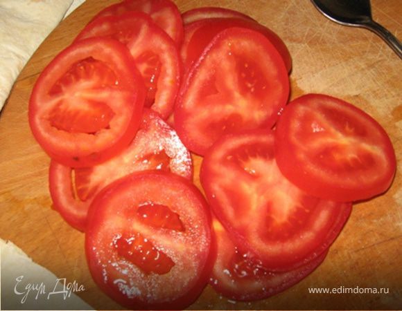 Лаваш разрезаем на куски в зависимости от его размера (у меня одного лаваша хватает на 4 вертуна). Помидоры режем кружками толщиной не меньше 1/2 см.